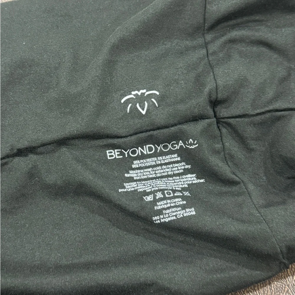 Beyond Yoga travel compact infinity scarf pocket wrap shawl foldable portable